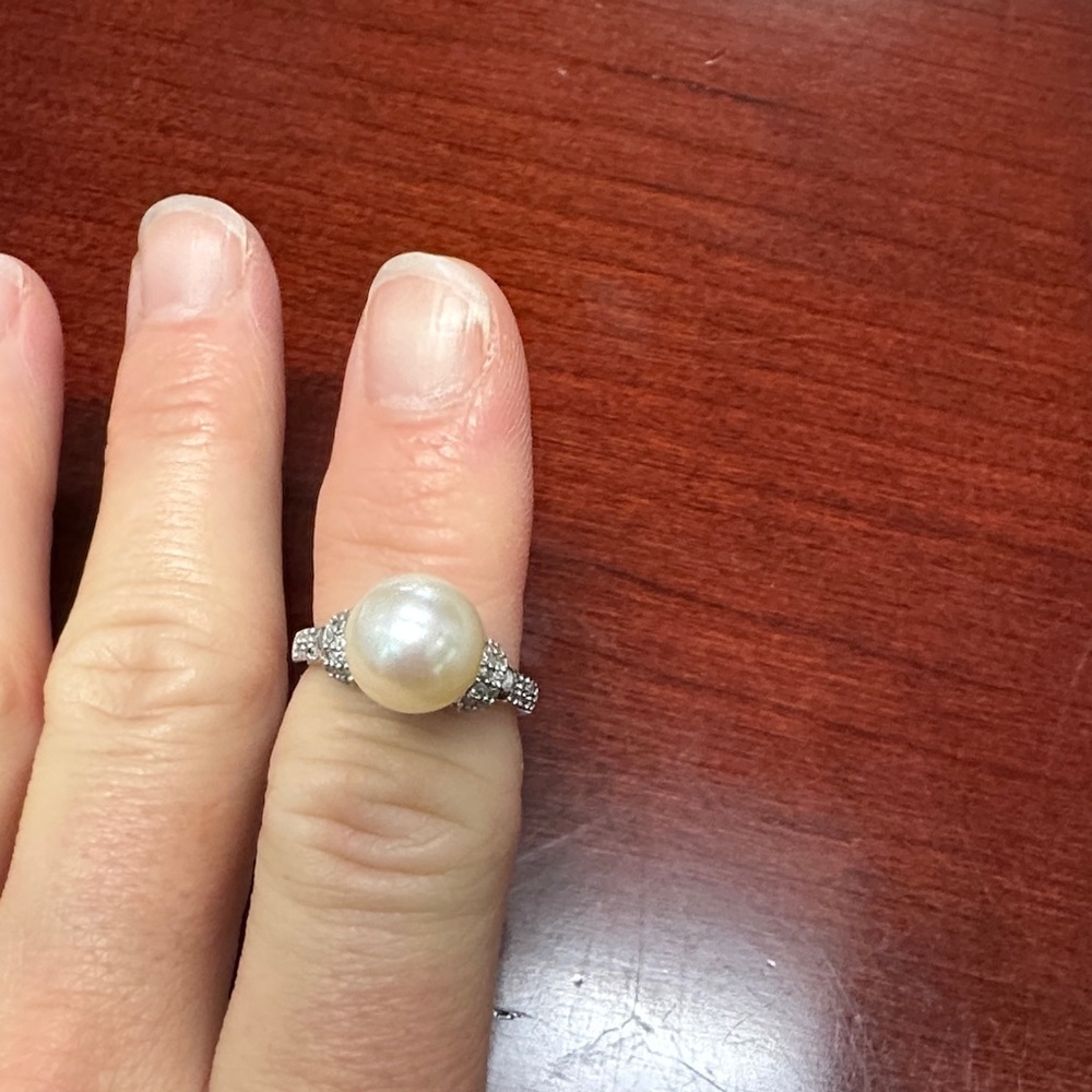 Elegant White Gold Pearl Ring